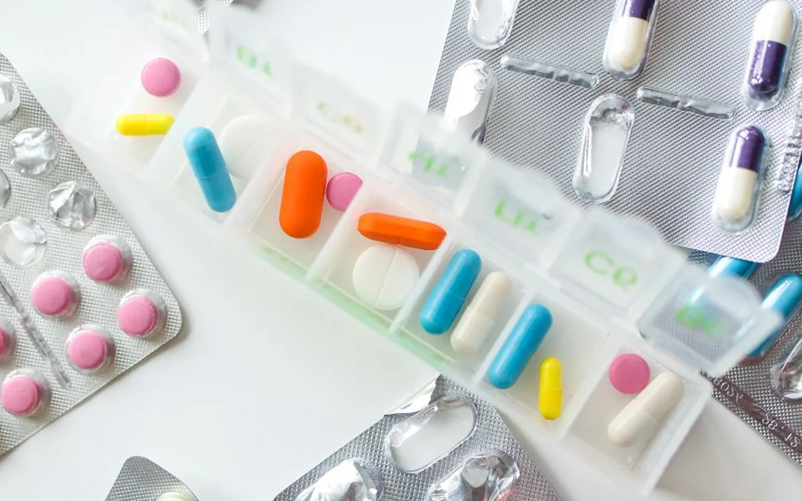 Viele verschiedene Tabletten und Kapseln auf einer Fläche