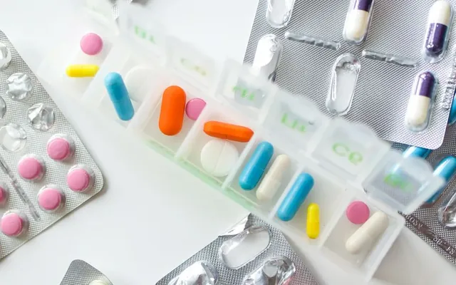 Viele verschiedene Tabletten und Kapseln auf einer Fläche