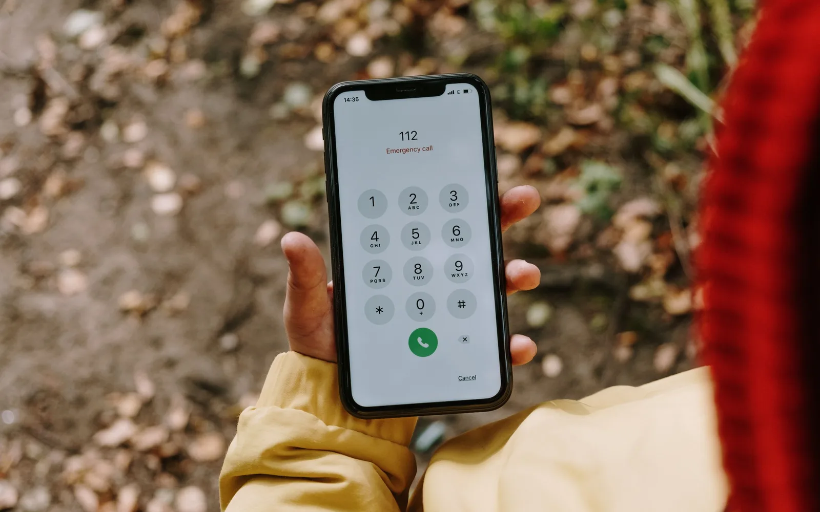 Smartphone, auf dem die Notrufnummer 112 gewählt wird