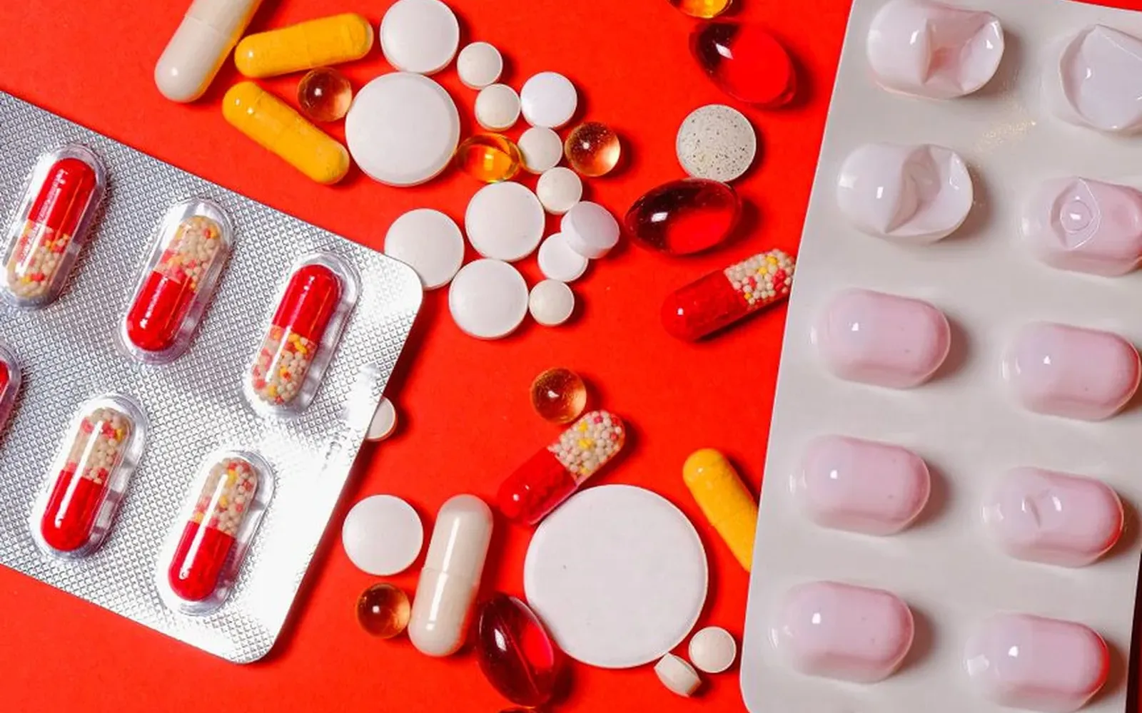 Aus dem Blister herausgedrückte Tabletten liegen neben der angebrochenen Blisterpackung